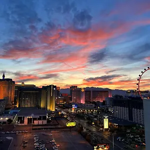 At Platinum Strip View Aparthotel